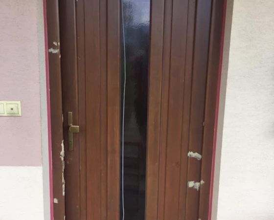 Renovácia vchodových dverí, Zakamenné